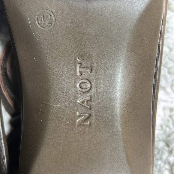 Like New Pair of Ladies NOAT Brown Leather Adjustable Velcro Closure, Sz 11/42 - Picture 8 of 9